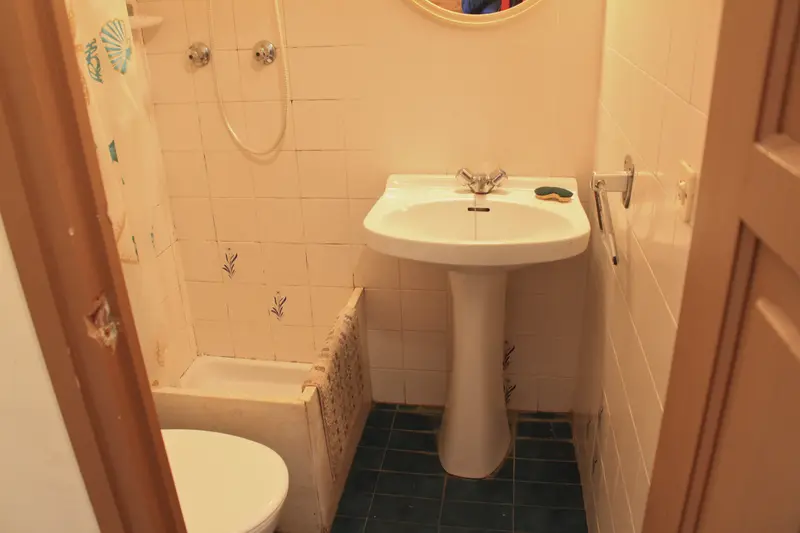 Baño del estudio de Empuriabrava antes de la reforma