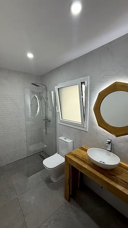 Baño reformado en Empuriabrava, vista general