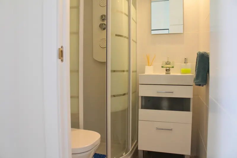 Baño del estudio de Empuriabrava después de la reforma