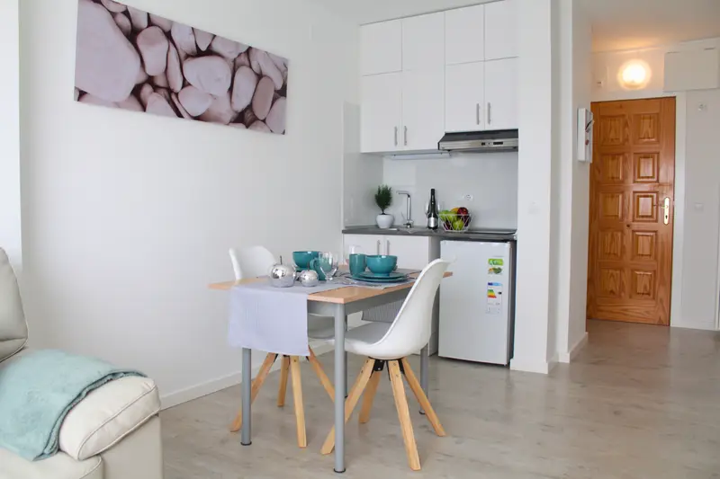 Cocina del estudio de Empuriabrava después de la reforma