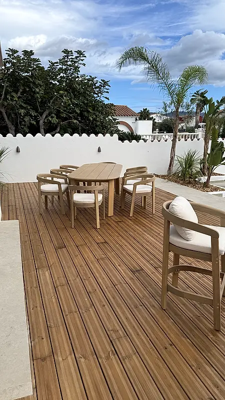 Terraza con tarima exterior de madera en Empuriabrava