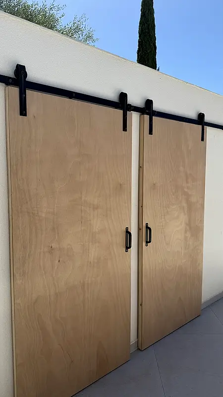 Puertas correderas de madera en Roses — Puertas correderas