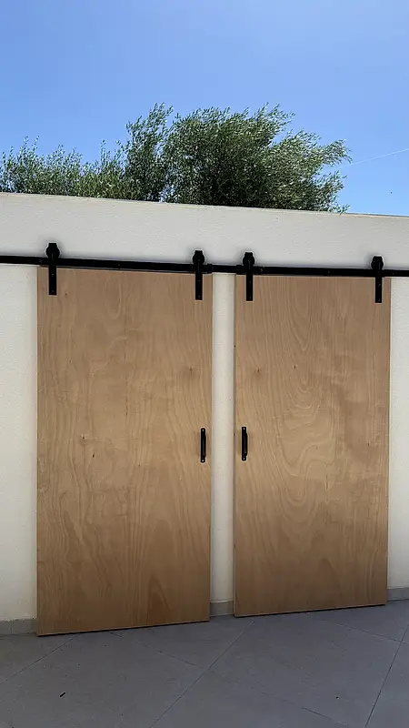 Puertas correderas de madera en Roses