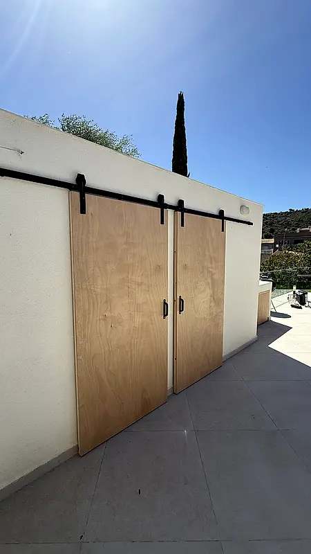 Puertas correderas de madera en Roses — Puertas correderas