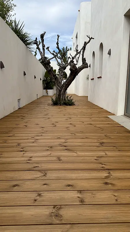 Tarima exterior de madera en Empuriabrava — Pasillo lateral