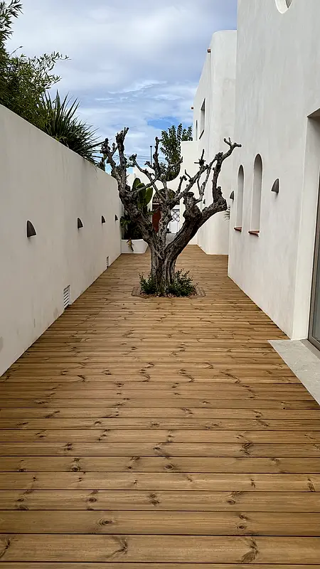 Tarima exterior de madera en Empuriabrava — Pasillo lateral