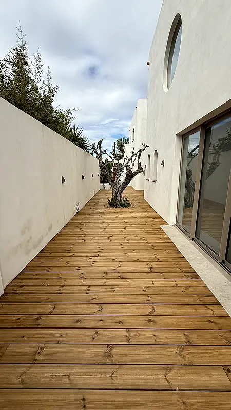 Tarima exterior de madera en Empuriabrava — Pasillo lateral