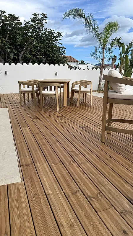 Tarima exterior de madera en Empuriabrava — Terraza