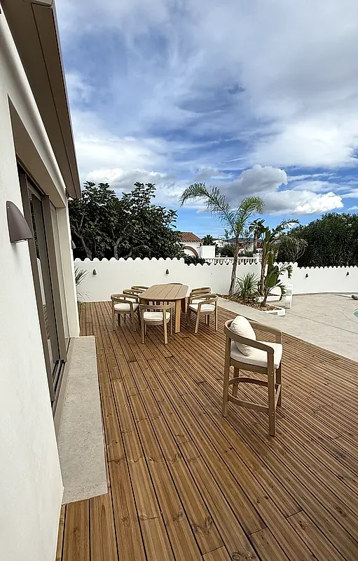 Tarima exterior de madera en Empuriabrava — Terraza